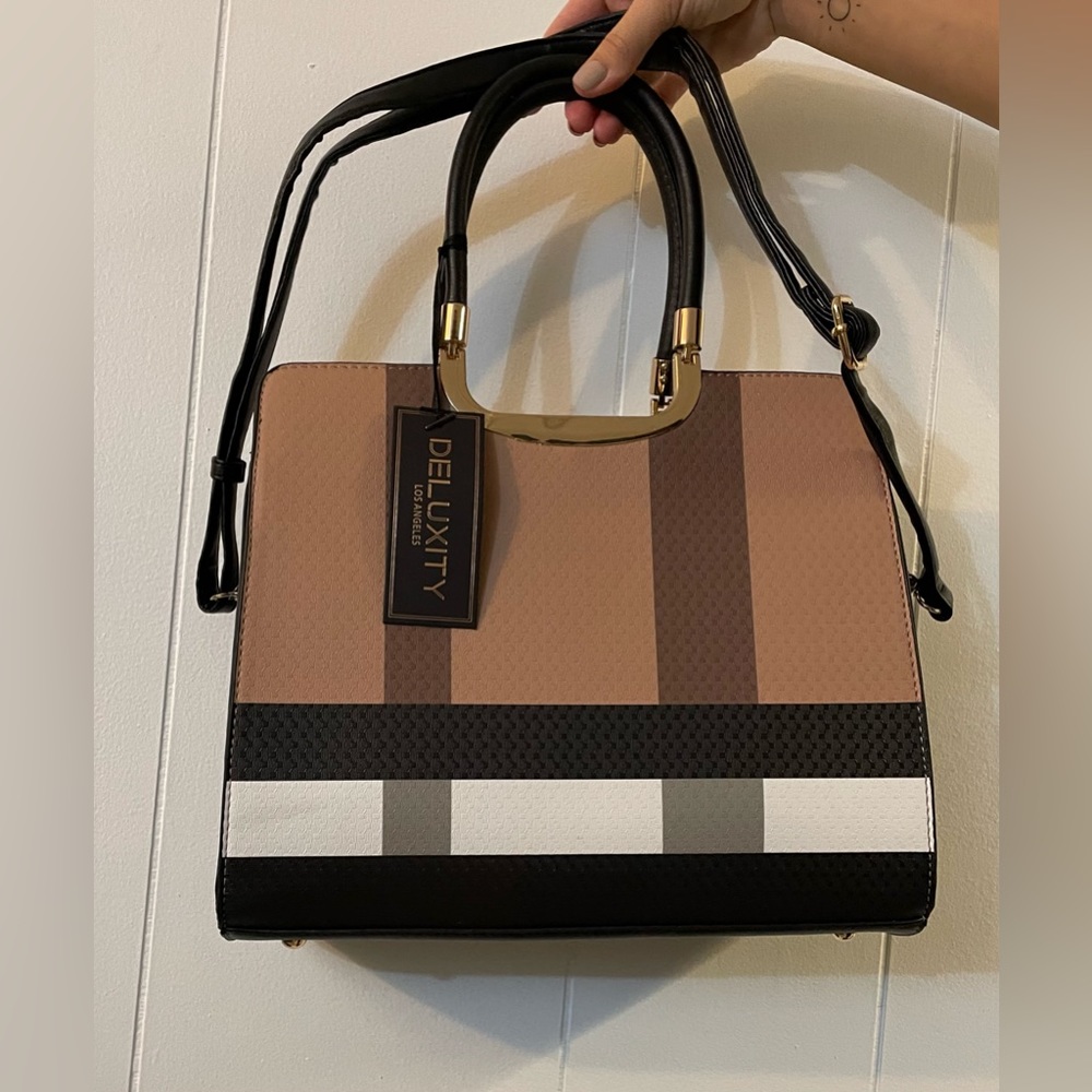 Deluxe bag in style burberry